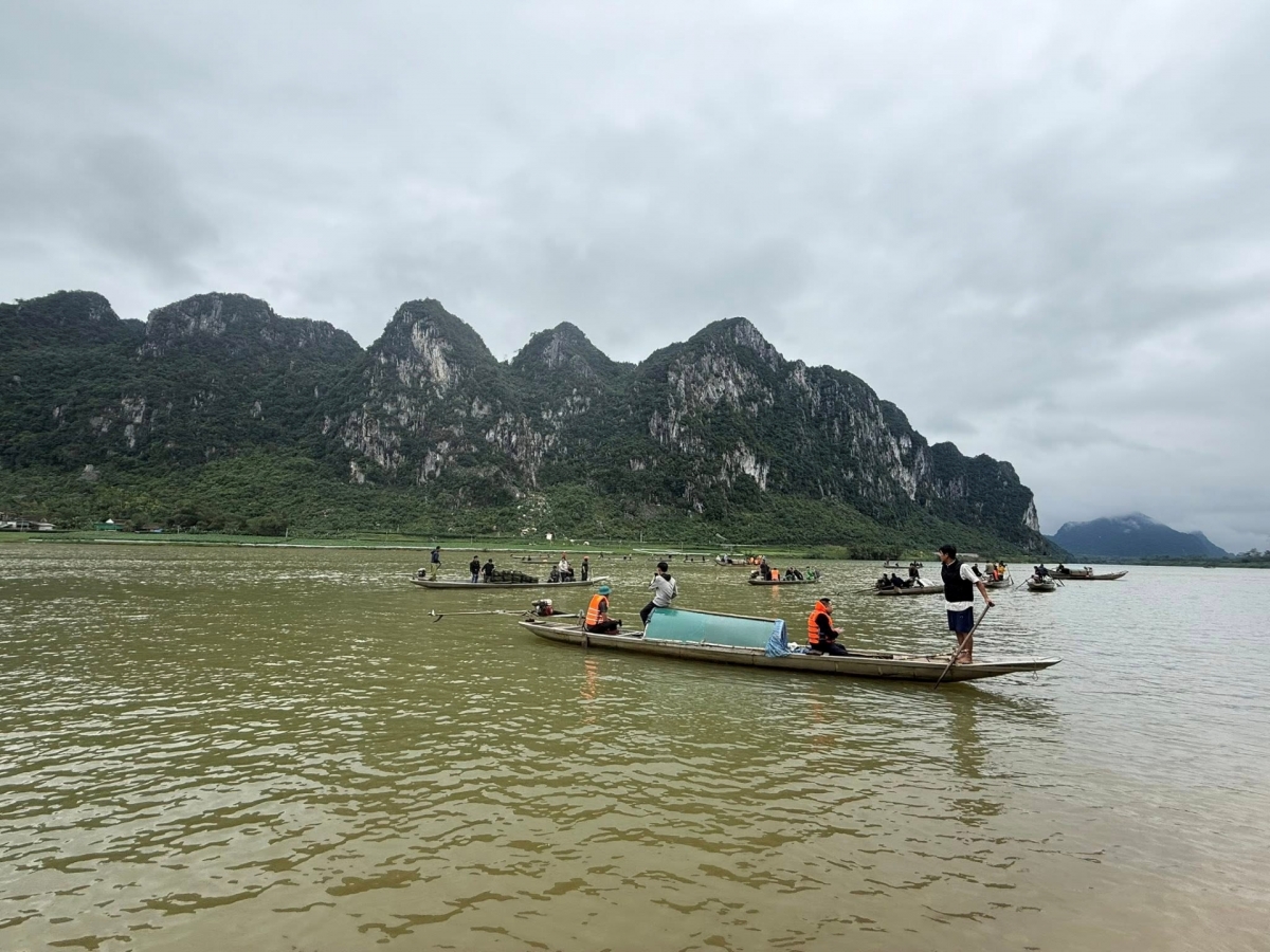 Khẩn trương hỗ trợ thân nhân người mất tích trong vụ lật thuyền trên sông Gianh