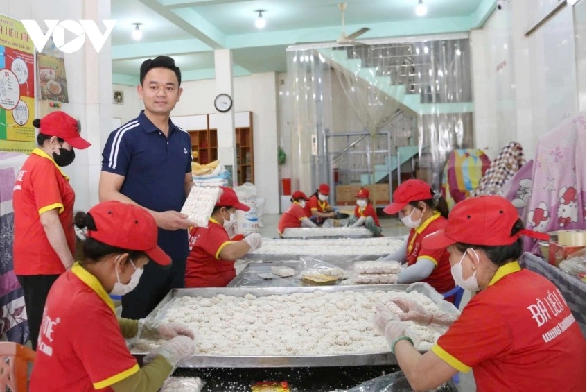 traditional cake-making brings higher incomes in da nang ahead of tet picture 2