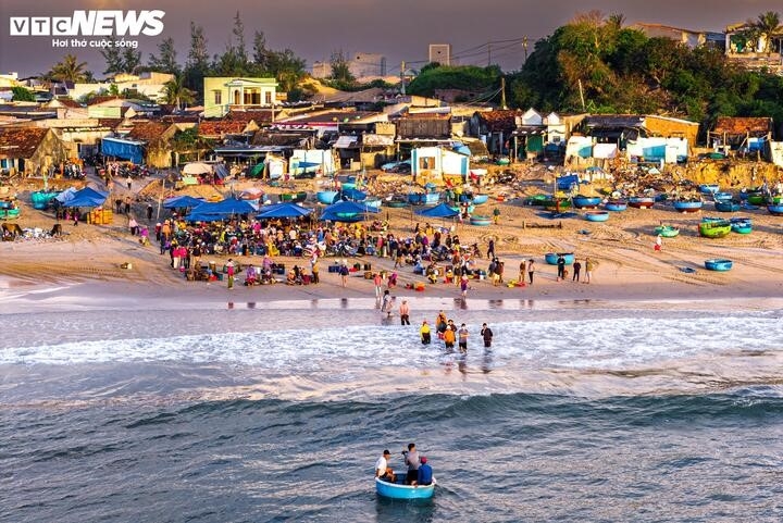 Làng chài Gia Lai hồi sinh sau bão lịch sử, buôn bán tấp nập bên sóng nước