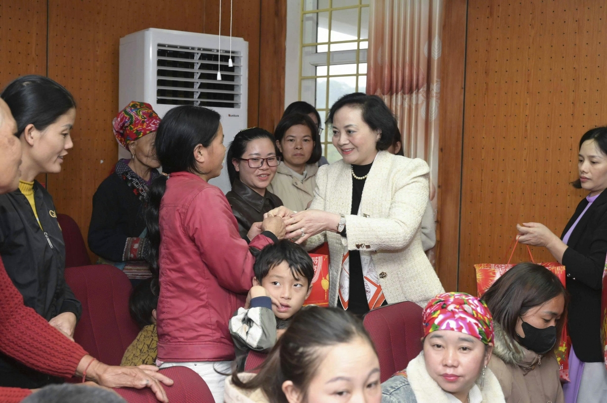 Phó Thủ tướng Phạm Thị Thanh Trà chúc Tết quân và dân vùng biên giới tỉnh Lào Cai