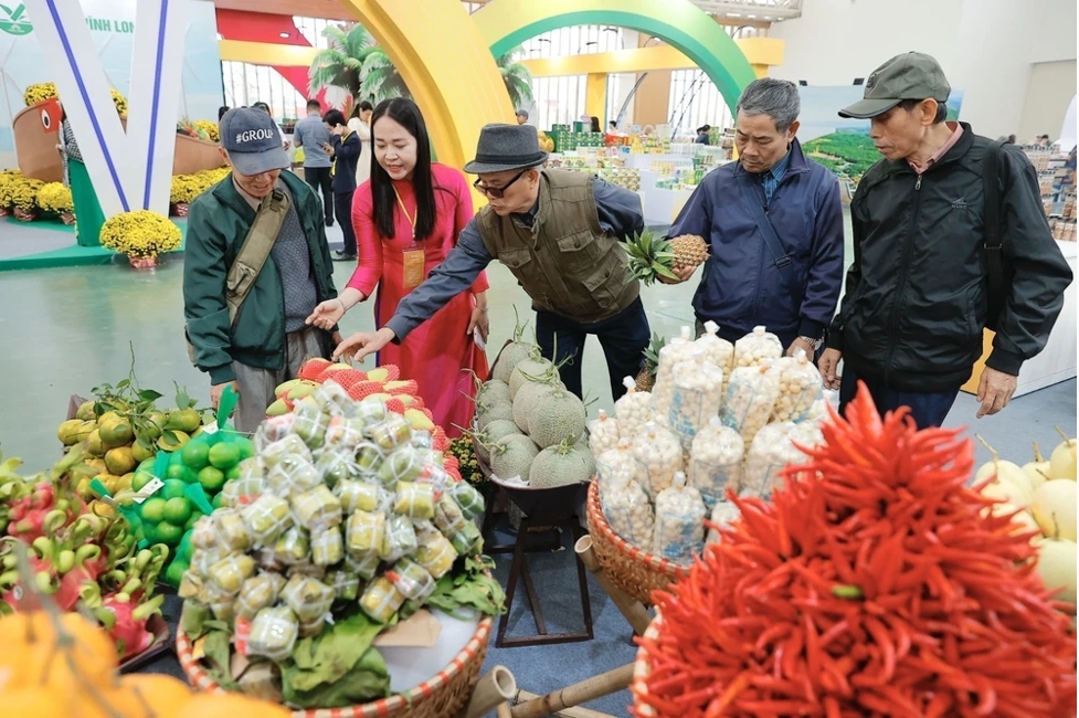 hoi cho mua xuan nguoi dan duoc muon gio dung hang va xe keo mien phi de mua sam hinh anh 1