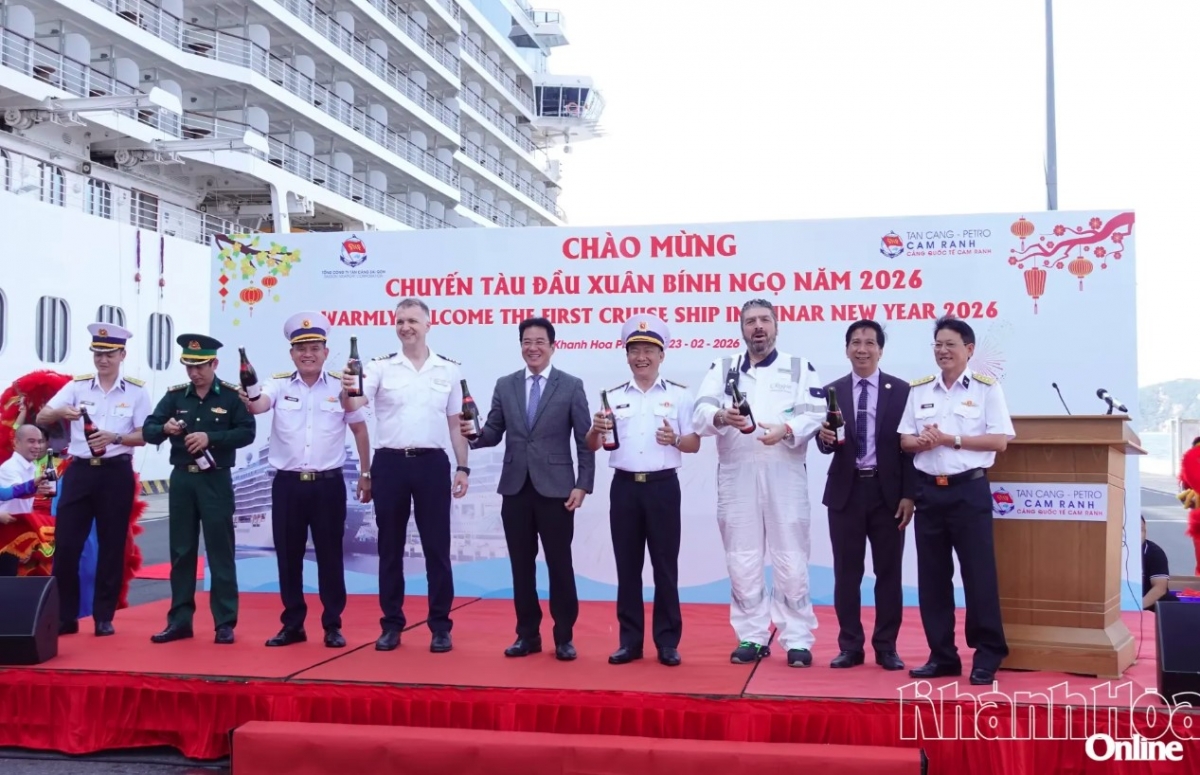 cruise ship seven seas explorer brings foreign travelers to khanh hoa picture 2