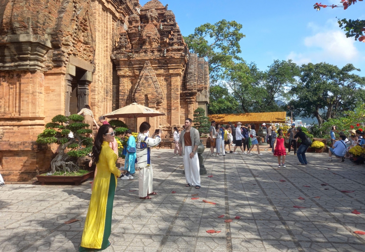 Khánh Hòa rộn ràng đón khách dịp cao điểm Tết, lan tỏa sức hút văn hóa và biển đảo