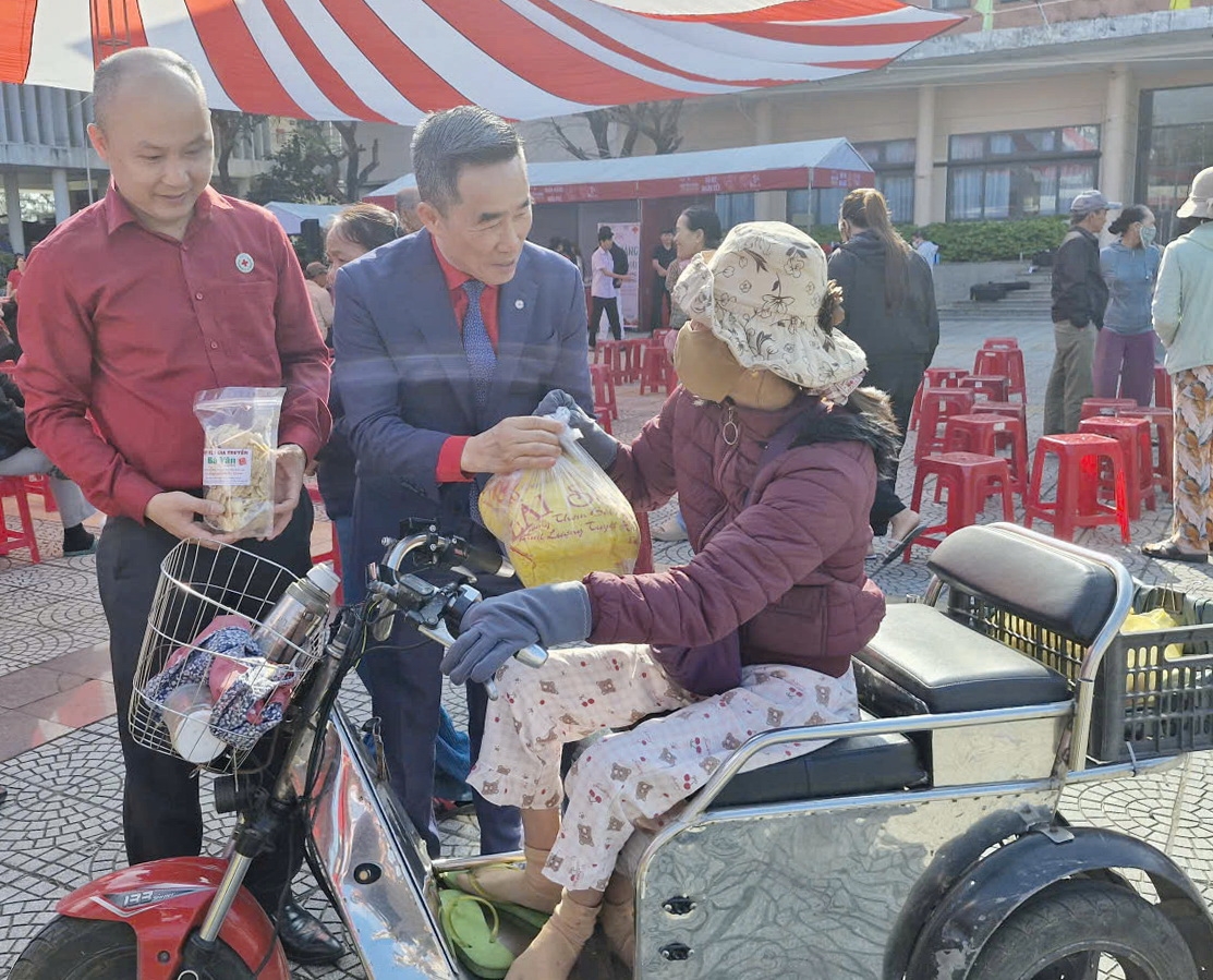 chuong trinh tet nhan ai - cho tet 0 dong trao qua tang ho ngheo tai Da nang hinh anh 2