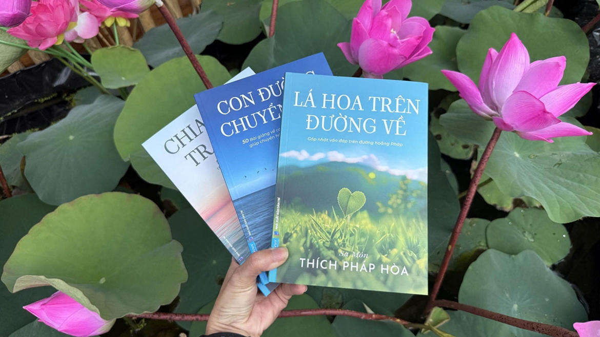 cuon sach la hoa tren duong ve neo ve cua chan tam hinh anh 5