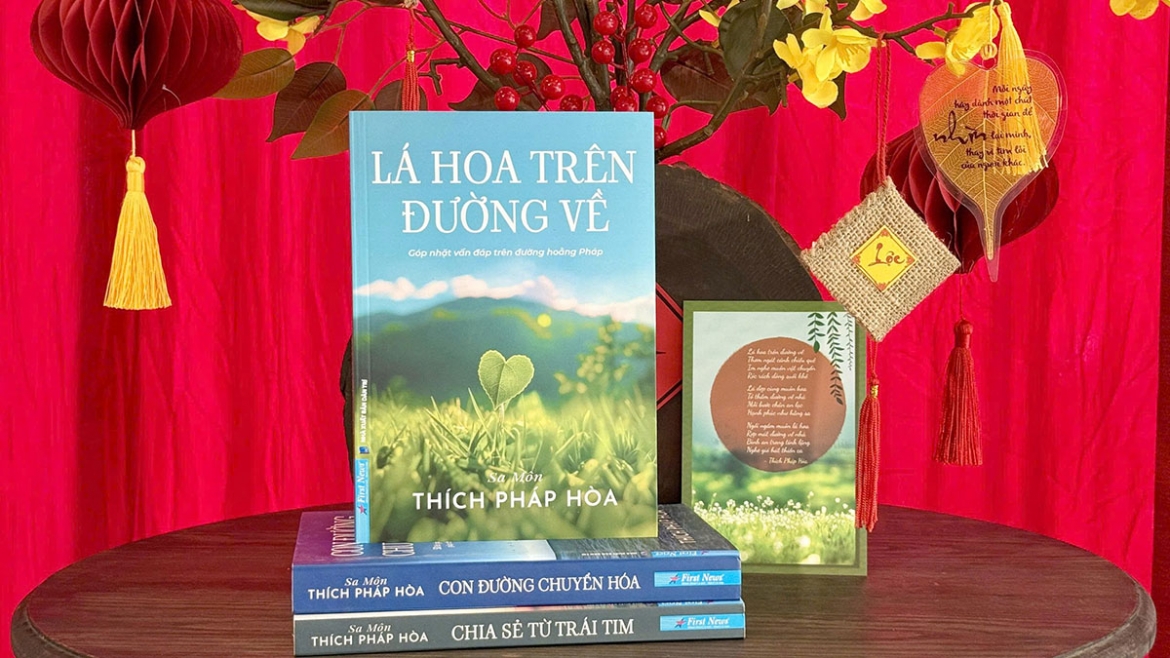 cuon sach la hoa tren duong ve neo ve cua chan tam hinh anh 3