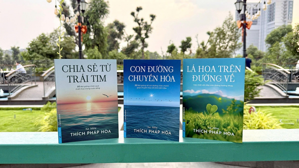 cuon sach la hoa tren duong ve neo ve cua chan tam hinh anh 2