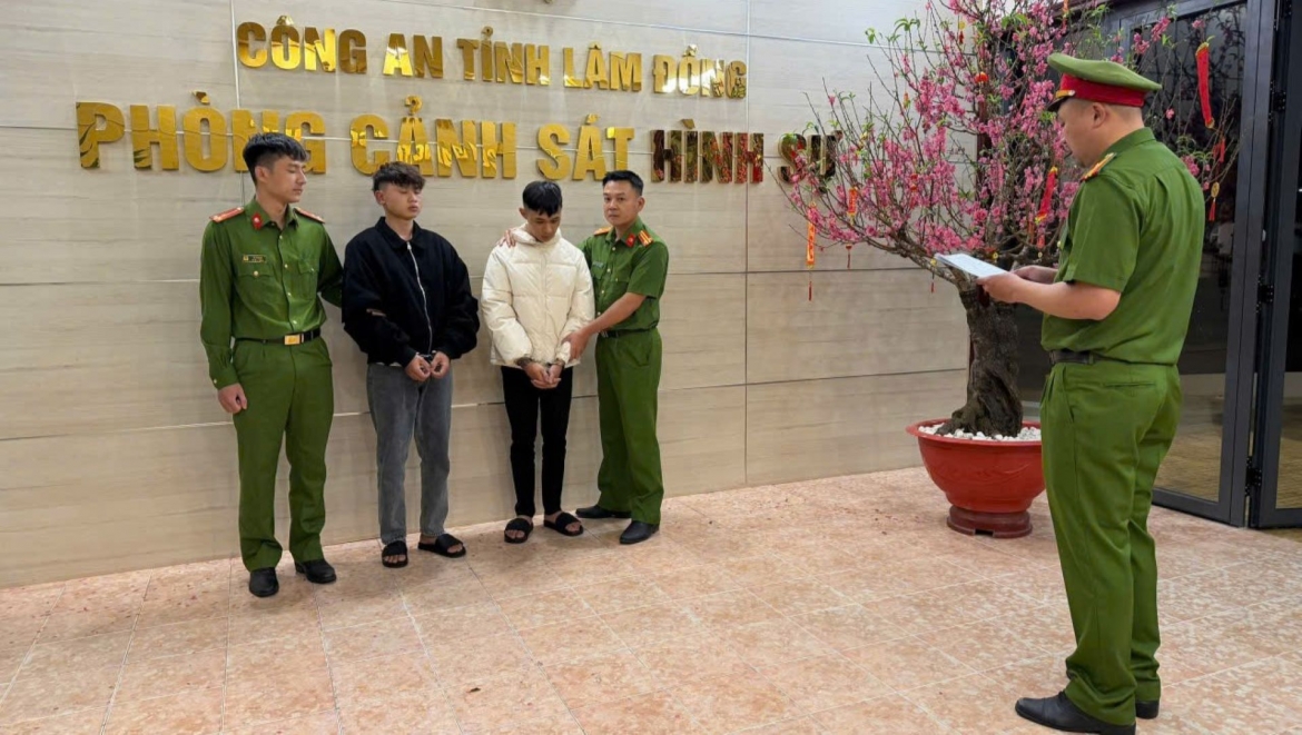 bat giu 2 doi tuong cuop tiem vang trong dem giao thua hinh anh 1