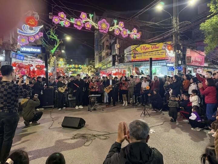 Bí thư Tỉnh uỷ Lạng Sơn chơi guitar, đệm hát ca khúc "Đôi bờ" ở phố đi bộ Kỳ Lừa