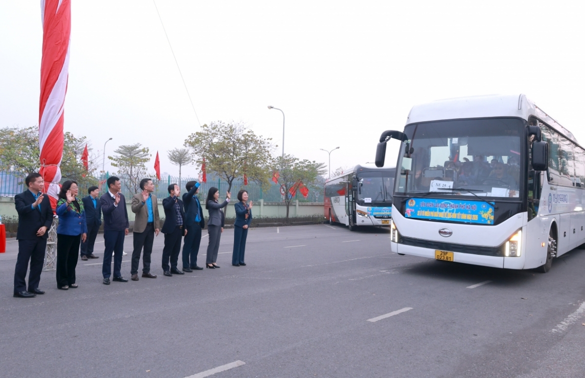 ha noi to chuc 26 chuyen xe dua 1.200 cong nhan ve que don tet hinh anh 2