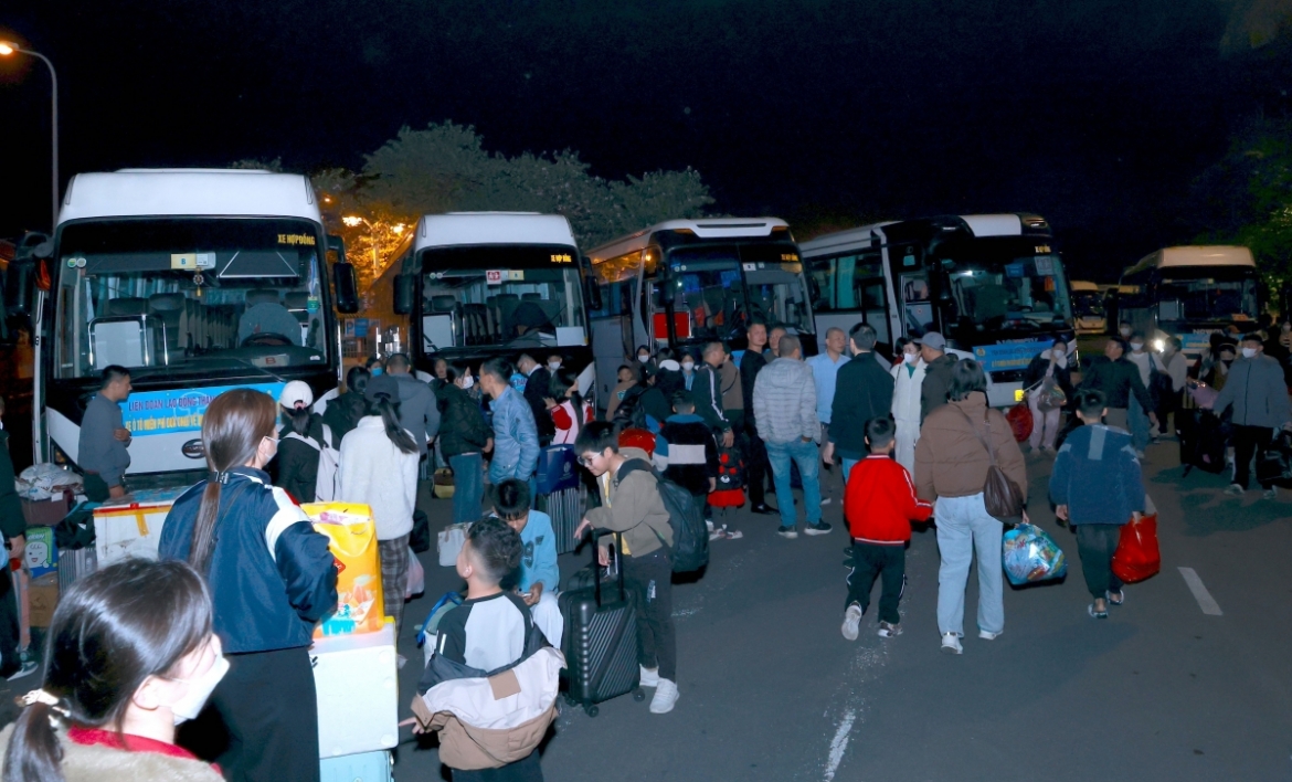 ha noi to chuc 26 chuyen xe dua 1.200 cong nhan ve que don tet hinh anh 3