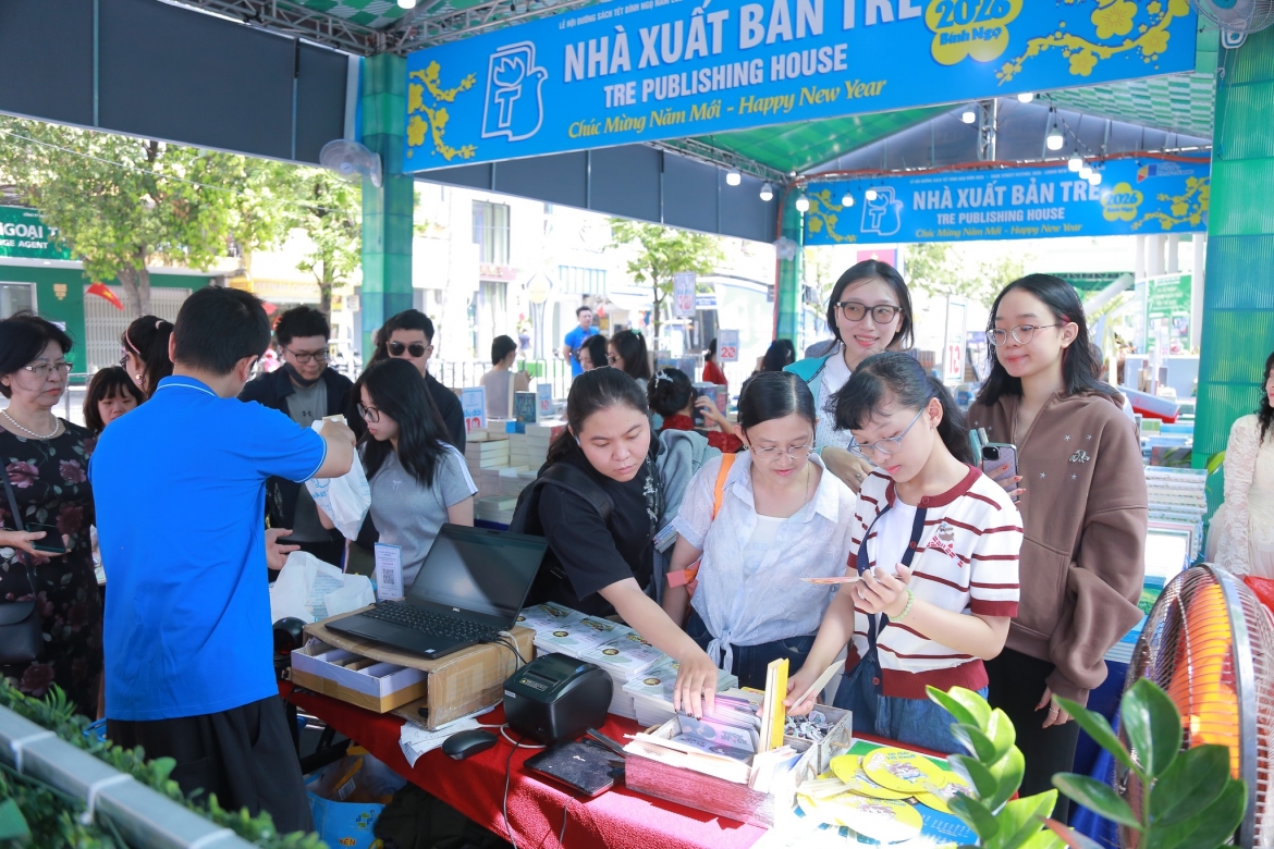 Duong sach tet 2026 cua tp.hcm lap ky luc, don 1 trieu khach, thu gan 8,2 ty hinh anh 1