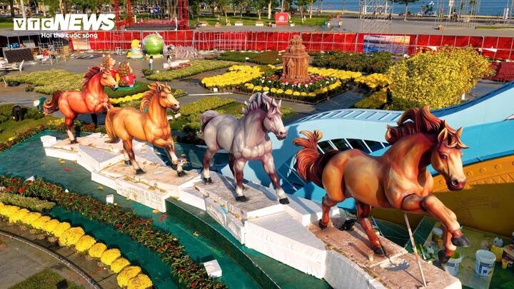 Cận cảnh cụm linh vật ngựa Thánh Gióng mừng Xuân Bính Ngọ ở Gia Lai