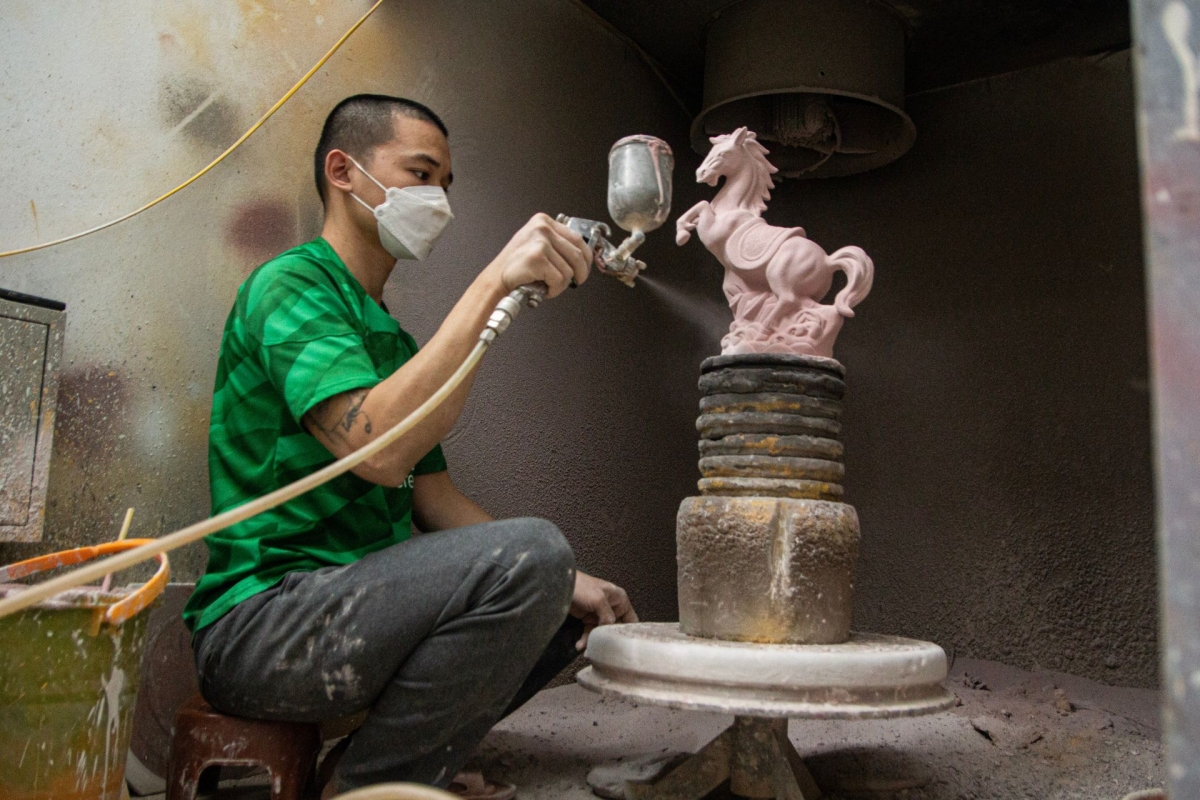 Làng nghề Bát Tràng làm việc xuyên đêm chế tác linh vật Ngựa đón Năm mới