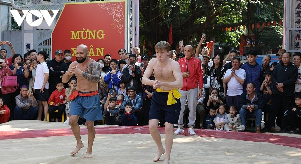 foreign wrestlers compete at mai dong traditional wrestling festival picture 16
