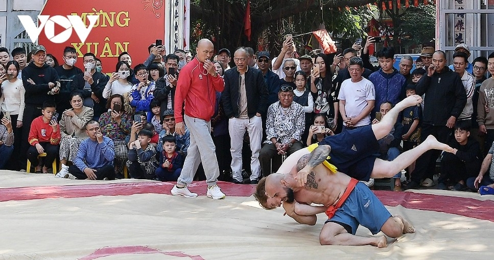 foreign wrestlers compete at mai dong traditional wrestling festival picture 17
