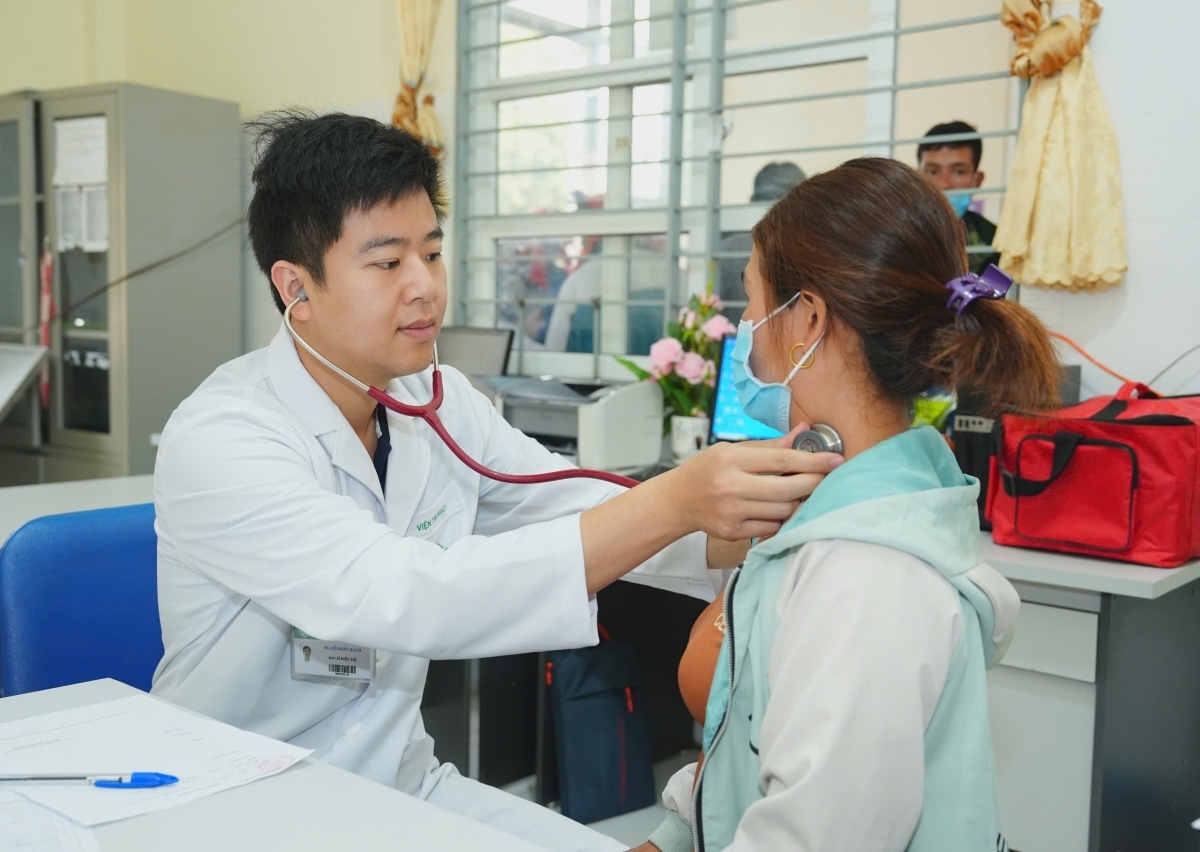 vietnam seeks structural reforms to retain public-sector doctors picture 2
