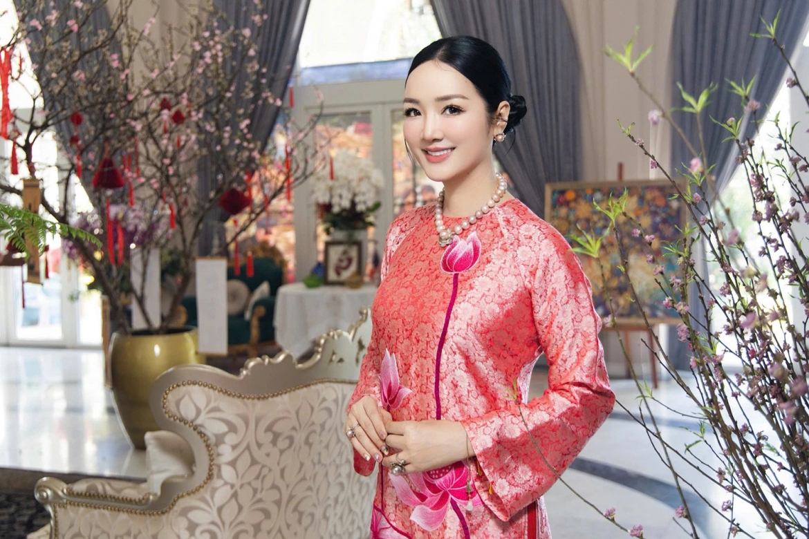 sao viet 26 2 hoa hau khanh van khoc khi ong xa mung sinh nhat hinh anh 2