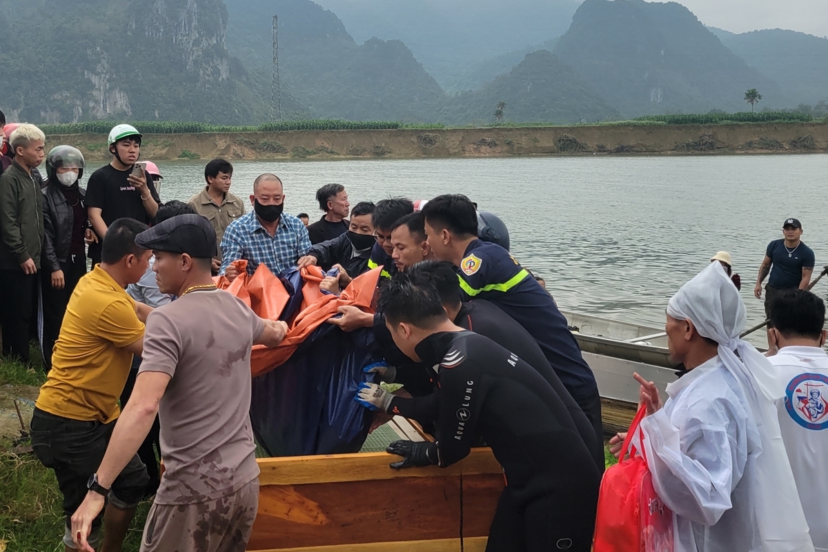 Tìm thấy thi thể 2 nạn nhân trong vụ lật thuyền trên sông Gianh