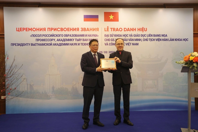 russia confers ambassador for science and education title on vietnamese scientist picture 1