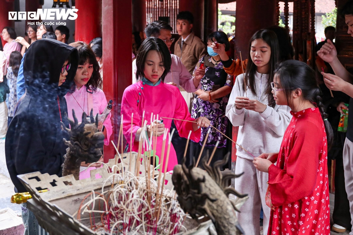crowds flock to temple of literature for new year calligraphy picture 6