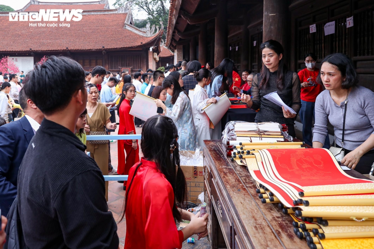 crowds flock to temple of literature for new year calligraphy picture 8