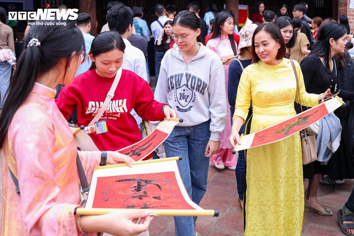 crowds flock to temple of literature for new year calligraphy picture 9