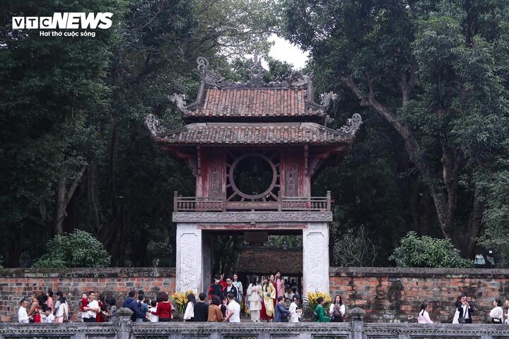 crowds flock to temple of literature for new year calligraphy picture 5