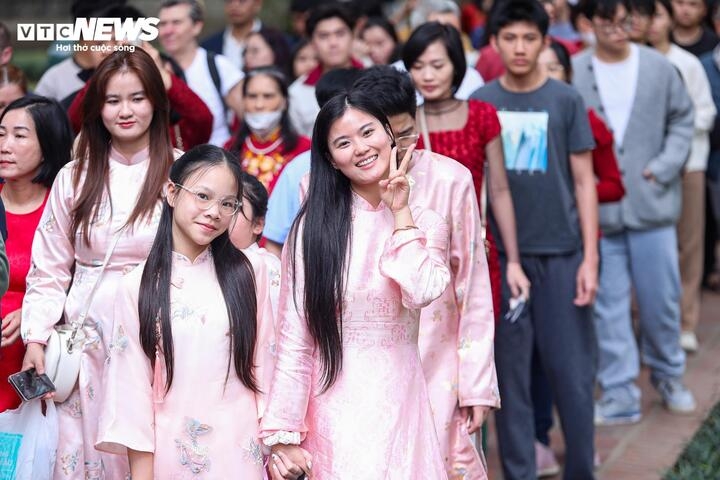 crowds flock to temple of literature for new year calligraphy picture 4