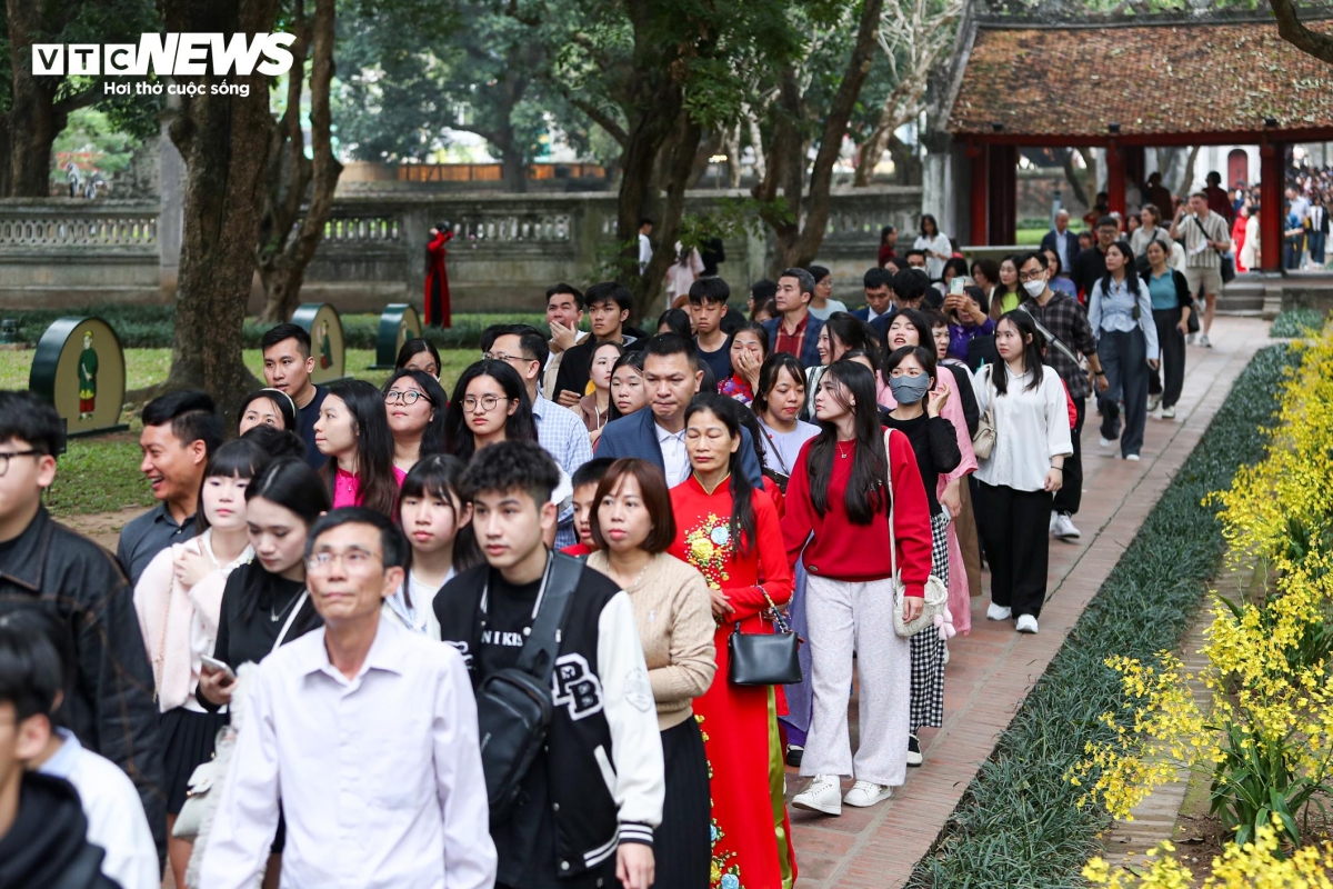 crowds flock to temple of literature for new year calligraphy picture 3