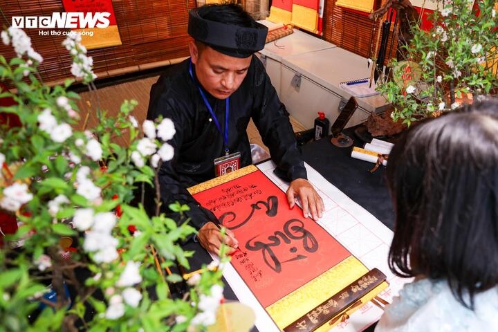 crowds flock to temple of literature for new year calligraphy picture 12