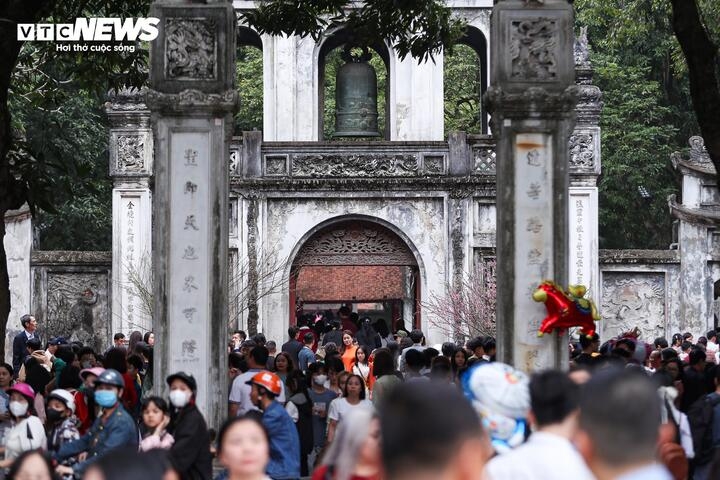 crowds flock to temple of literature for new year calligraphy picture 1
