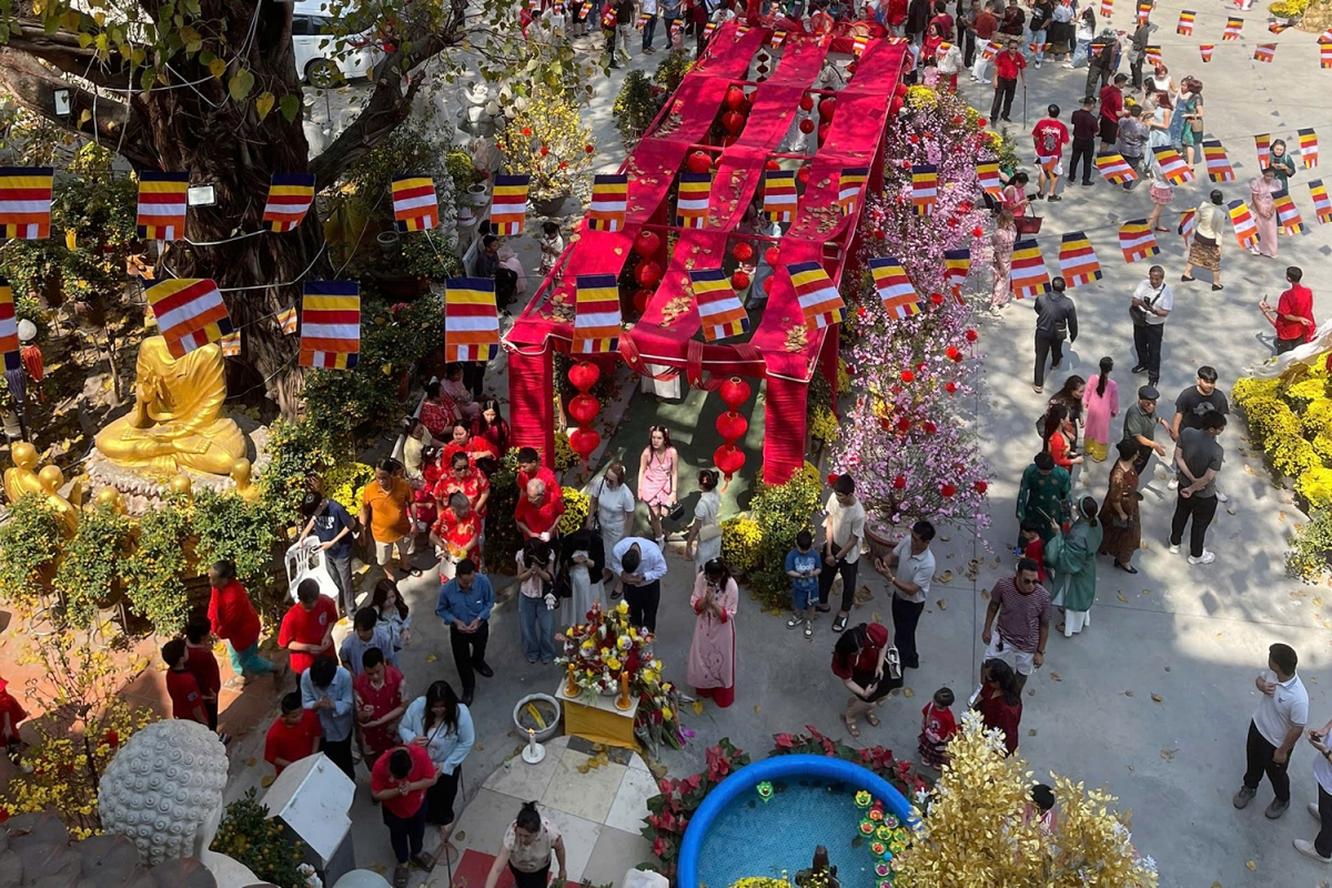 Người Việt tại Lào đi chùa lễ Phật, cầu bình an năm mới
