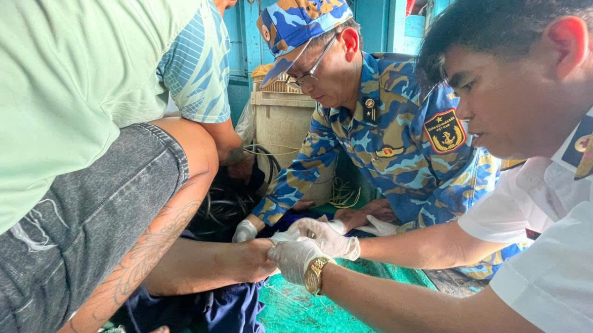 Nhà giàn DK1/10 cấp cứu ngư dân gặp nạn trên biển