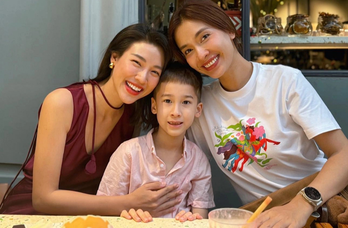 sao viet 26 2 hoa hau khanh van khoc khi ong xa mung sinh nhat hinh anh 6