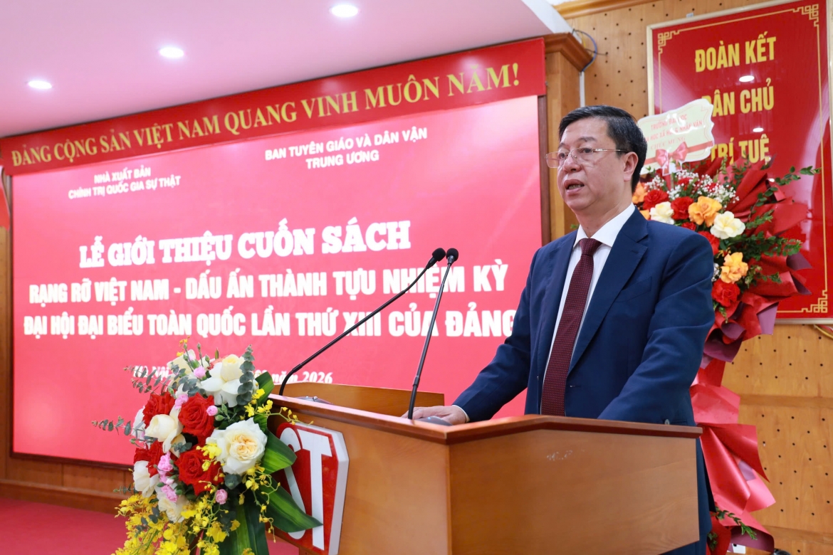 gioi thieu cuon sach ve dau an thanh tuu nhiem ky Dai hoi xiii cua Dang hinh anh 1