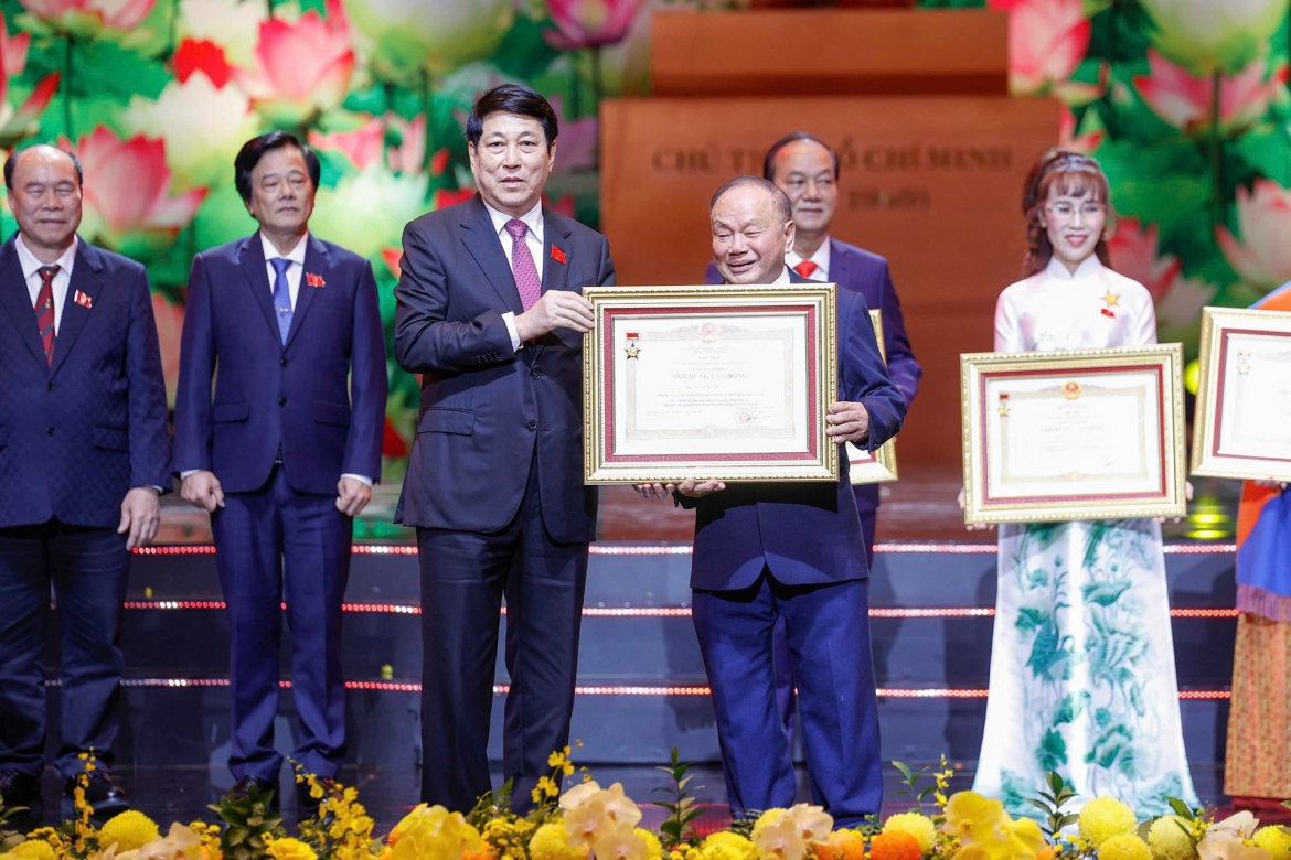 thi dua yeu nuoc - hanh trinh cong hien ben bi cua cac dien hinh anh hung hinh anh 1