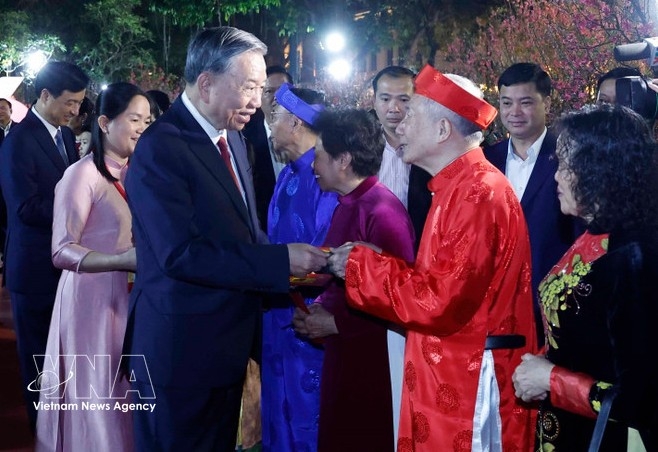 party leader offers incense at ly thai to monument, extends tet greetings to hanoi residents picture 2