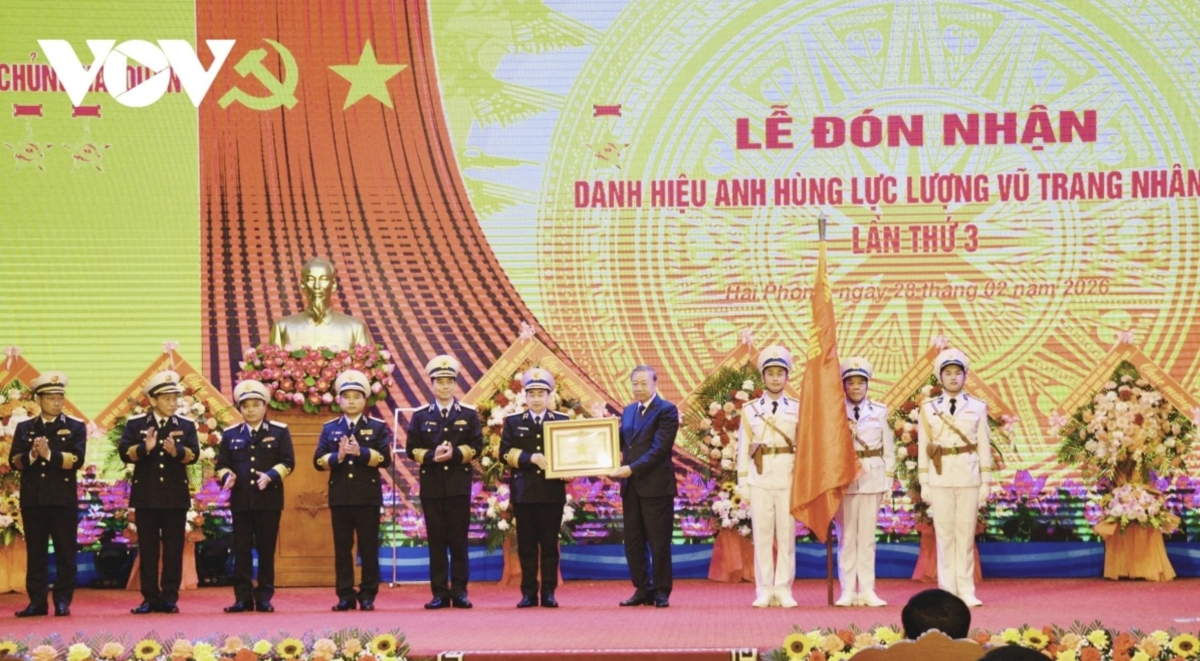party chief presents hero of people s armed forces title to vietnam people s navy picture 2