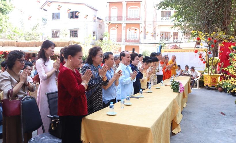 phat tich pagoda in vientiane hands out tet packages to the disadvantaged picture 1