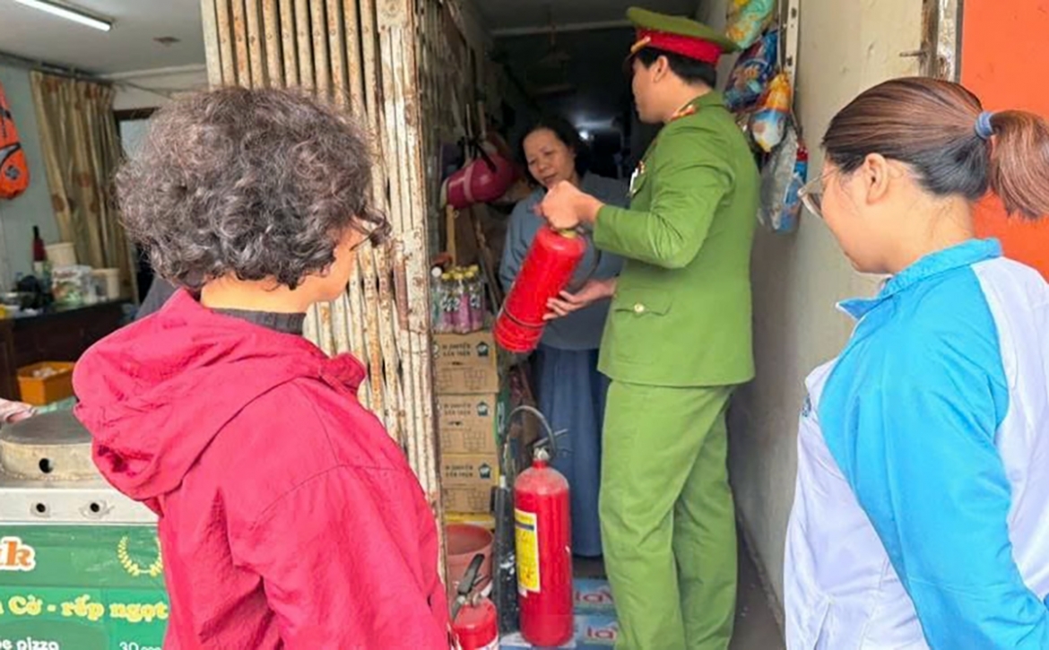 phu nu thu do chu dong phong chay chua chay tu gia dinh truoc mua hanh kho hinh anh 1