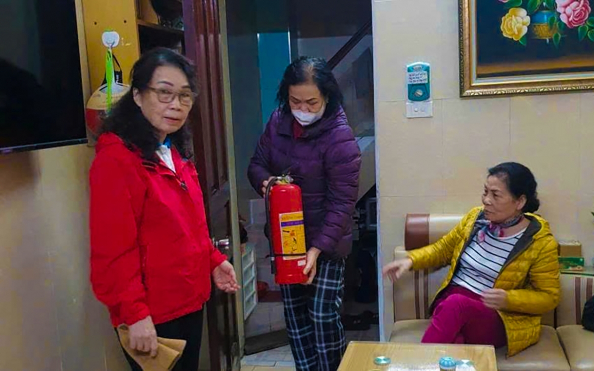 phu nu thu do chu dong phong chay chua chay tu gia dinh truoc mua hanh kho hinh anh 3