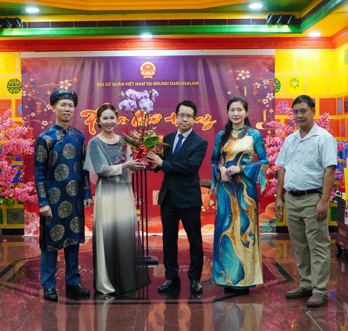 Dai su quan viet nam tai brunei to chuc tet cong dong xuan que huong 2026 hinh anh 1