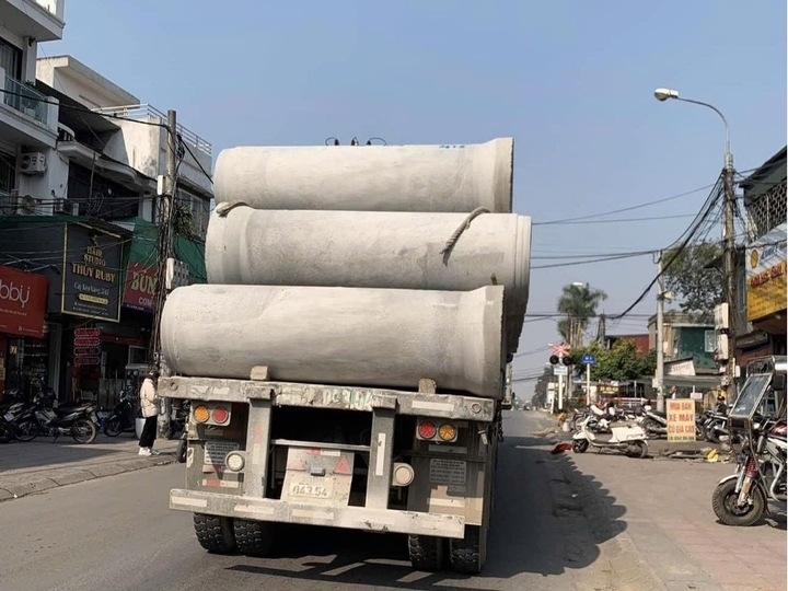 Phạt 10 triệu đồng tài xế xe đầu kéo chở ống cống chênh vênh trên đường