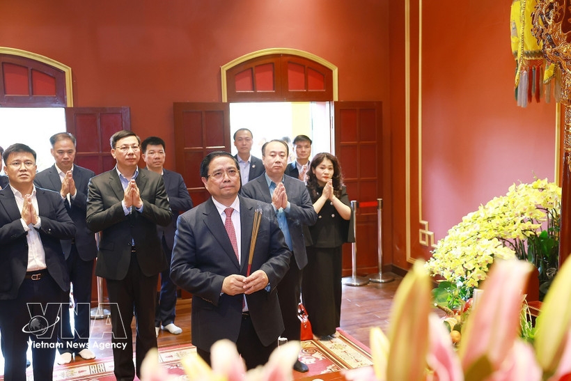 pm offers incense to kings at thang long imperial citadel picture 1