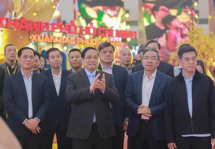 pm pham minh chinh attends final rehearsal for opening ceremony of spring fair picture 1