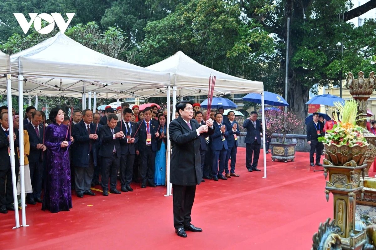 president joins overseas vietnamese in incense-offering ceremony in hanoi picture 1