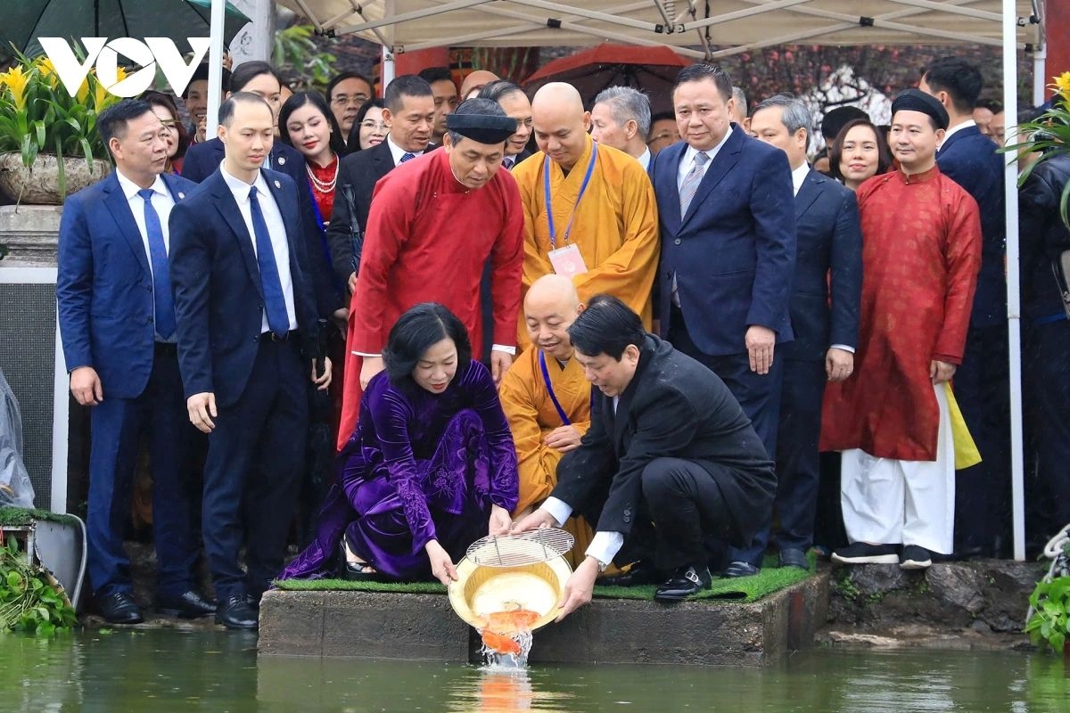president joins overseas vietnamese in incense-offering ceremony in hanoi picture 2