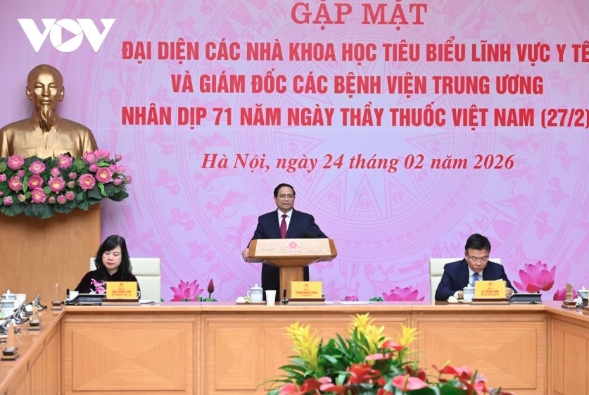 pm chinh urges health sector not to miss any chance to save lives picture 2