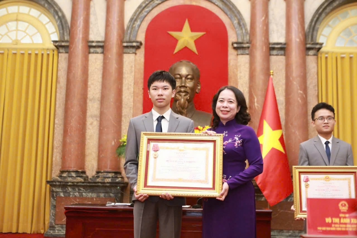 tu goc nho dam me den dinh cao olympic vat ly cua cau hoc tro xu nghe hinh anh 3